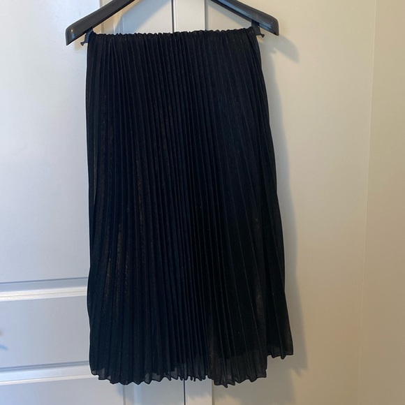 Pleated black skirt with gold shimmer. - Picture 2 of 11
